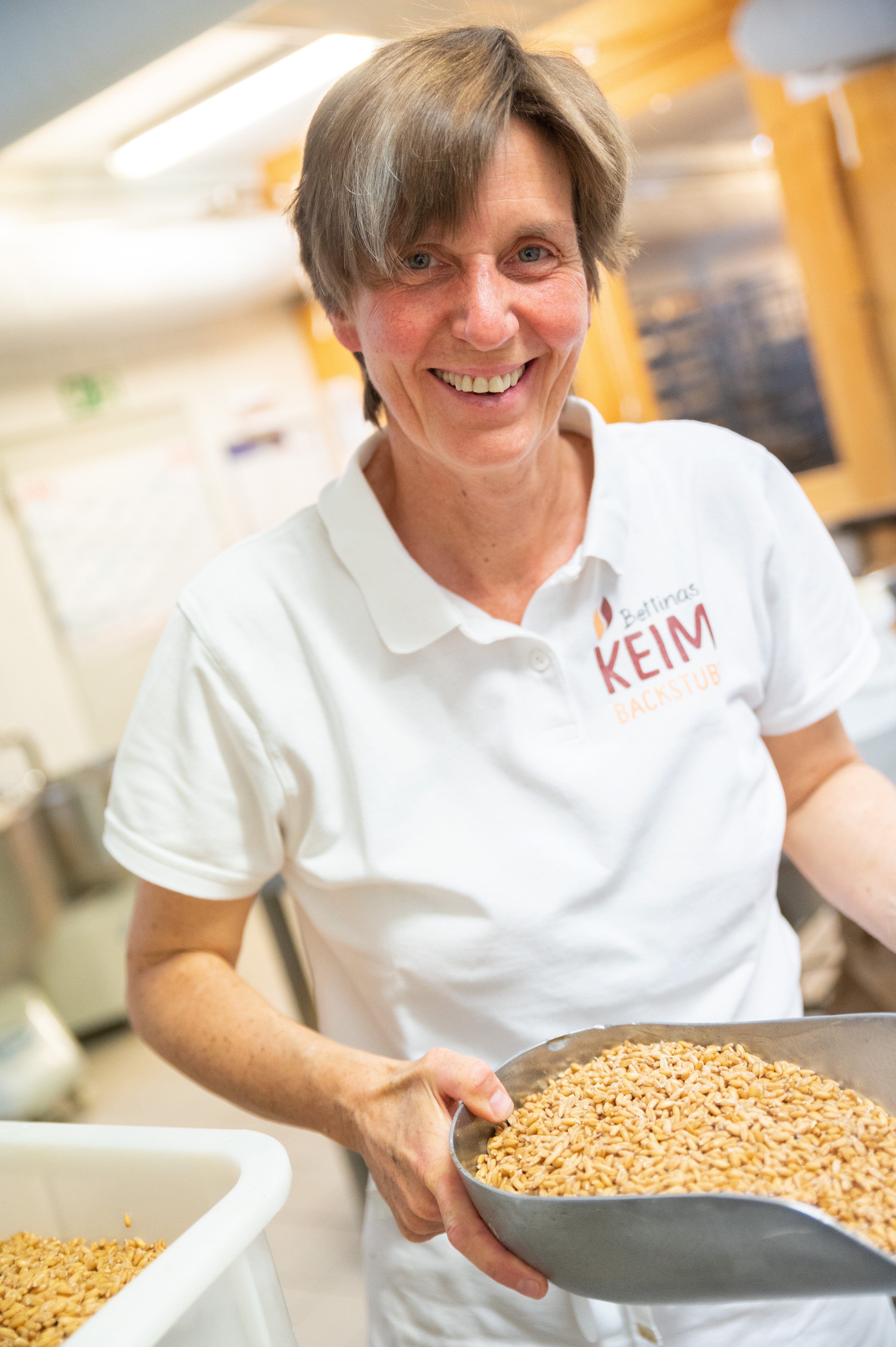 Bettina Edmeier bei der Arbeit, immer lächelnd.